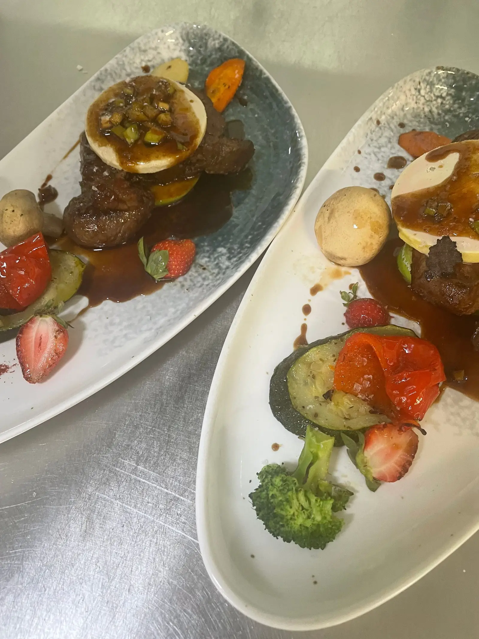 Plato de carne con verduras en el Restaurante El Náutico de Alcossebre