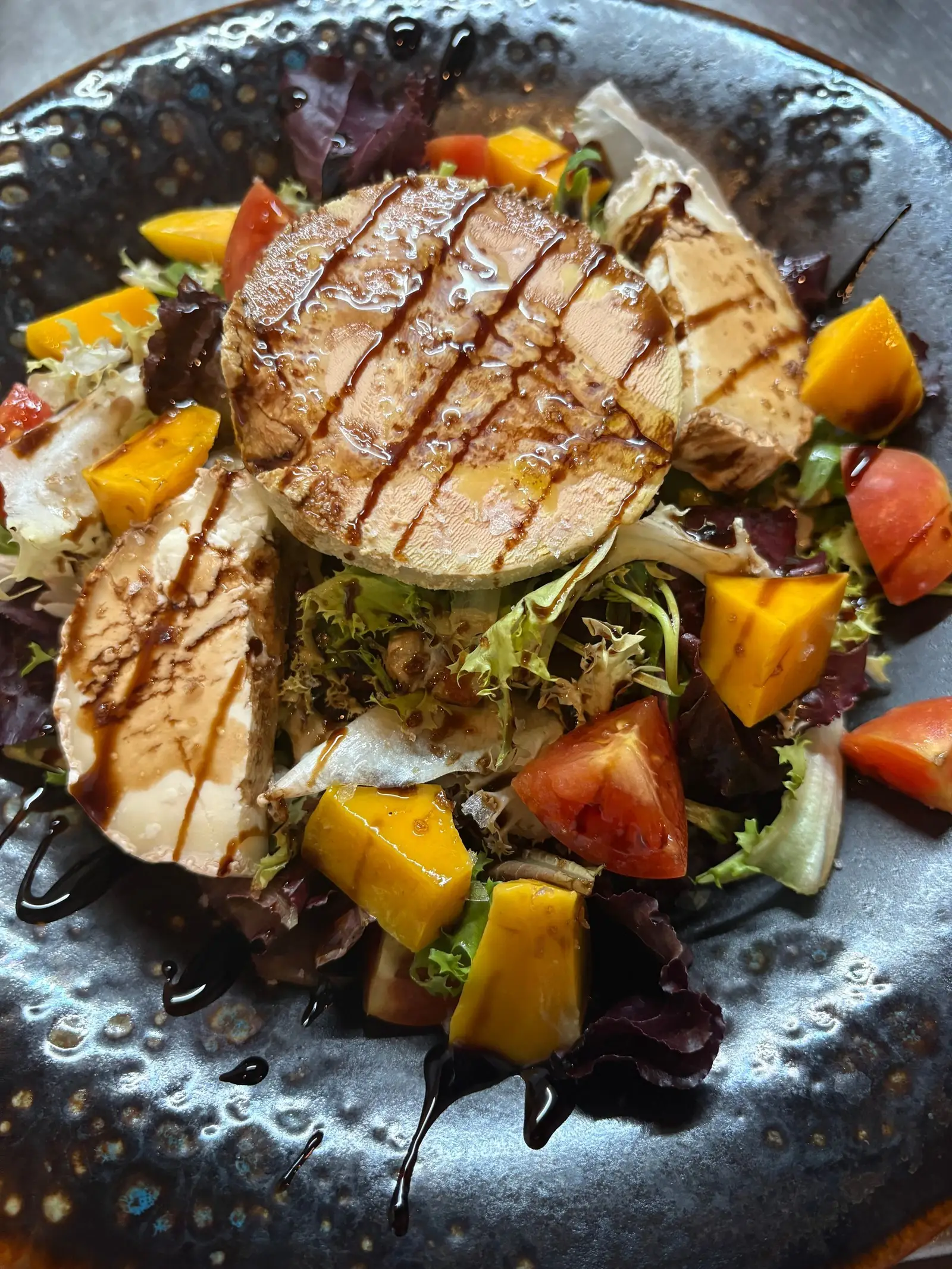 Ensalada de temporada con queso de cabra en el Restaurante El Náutico
