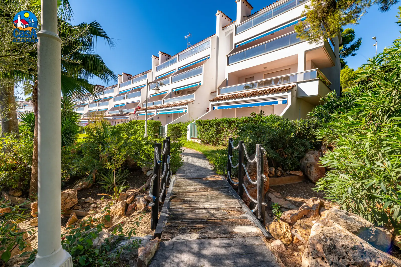 Exteriores de los apartamentos Jardines del Puerto, junto a la playa de Las Fuentes