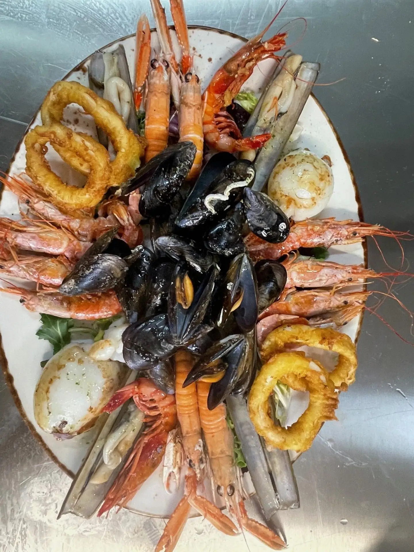Mariscada con langostinos, mejillones, navajas y calamares en El Náutico, Alcossebre
