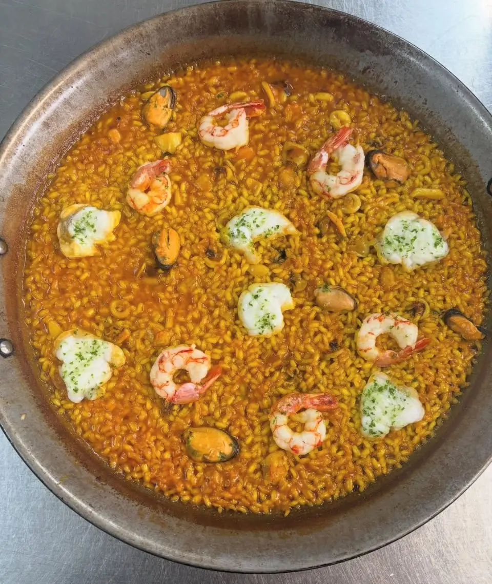 Paella de marisco servida en el Restaurante El Náutico de Alcossebre
