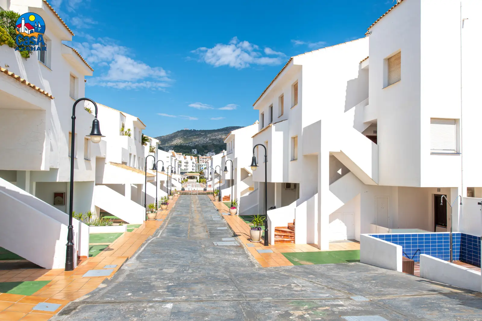 Calle interior de los apartamentos Poblado Marinero, de casas blancas, en Alcossebre