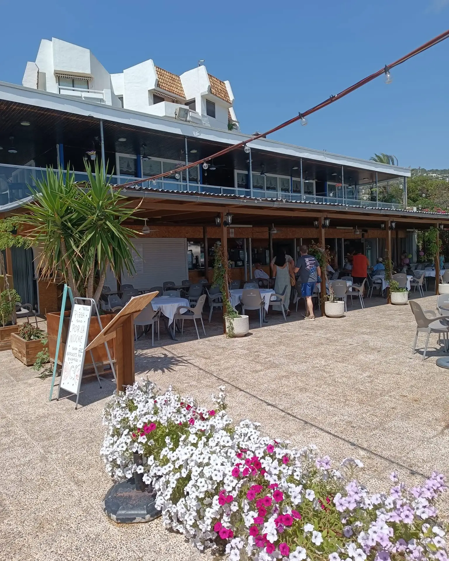 Edificio del Club Náutico Las Fuentes: el Restaurante El Náutico acristalado arriba y La Terraza del Náutico abajo